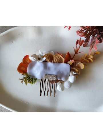 Arranjo Pente Floral com Rosas Brancas e Folhagens Terrosas